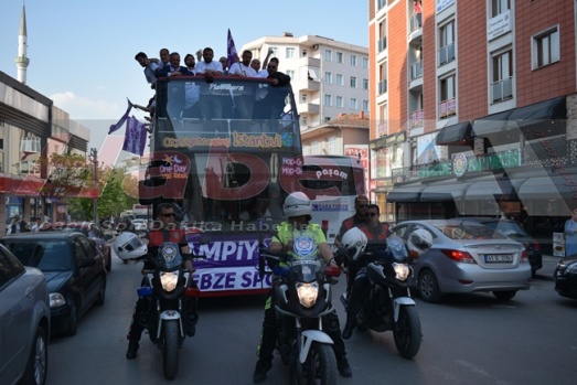 Gebze Şampiyonu Bağrına Bastı