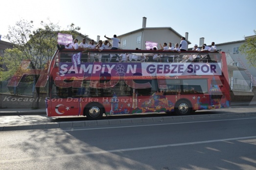 Gebze Şampiyonu Bağrına Bastı