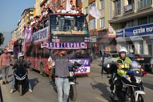 Gebze Şampiyonu Bağrına Bastı