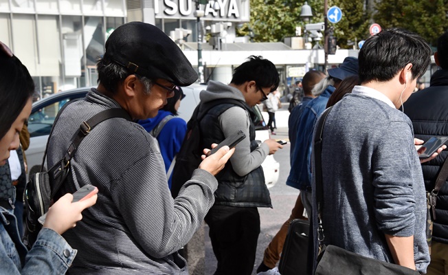 1 Temmuz'dan itibaren yürürken telefonla konuşmak yasak