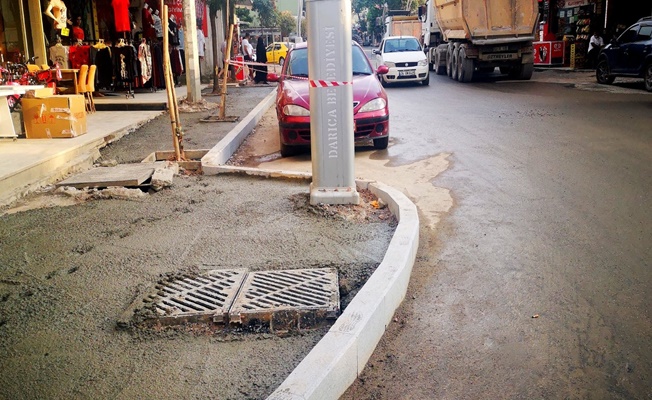 Darıca’da yağmur mazgalları kaldırım üstünde!