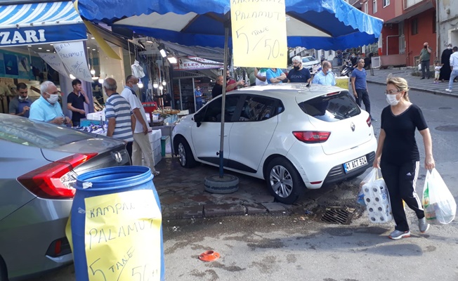 Kaza yapan araç balıkçıya girdi!1 Yaralı