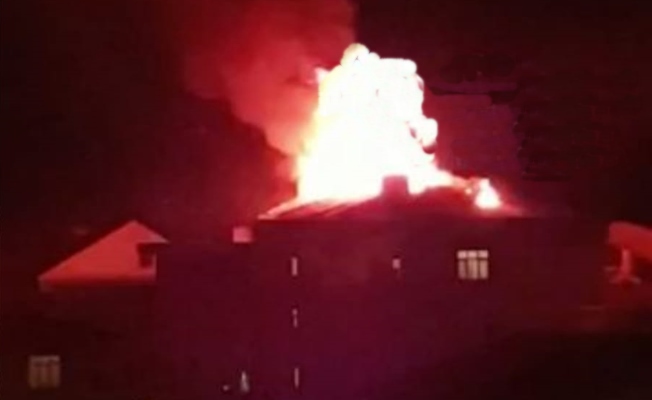 Binanın çatısı alev alev yandı !