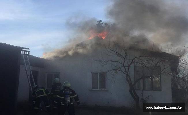 Darıca'da Bir Evin çatısı yandı