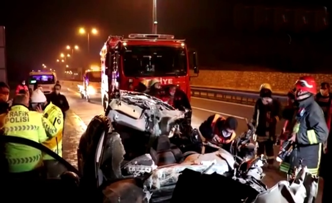 Tır'a saplanan araçta 1 kişi öldü 1 kişi yaralandı!