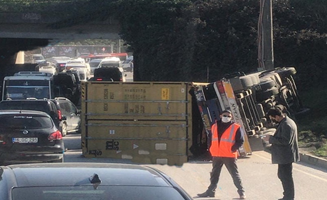 Devrilen TIR'ın sürücüsü yaralandı!