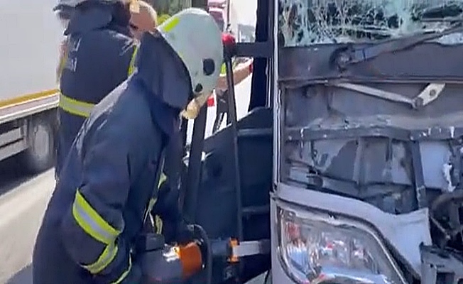 Yolcu otobüsü tıra çarptı: 4 yaralı