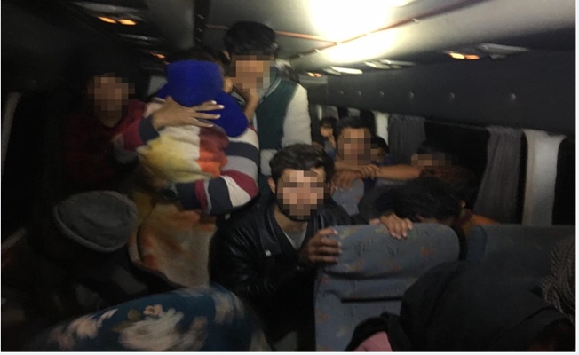 TEM'de durdurulan araçta 40 kaçak göçmen yakalandı