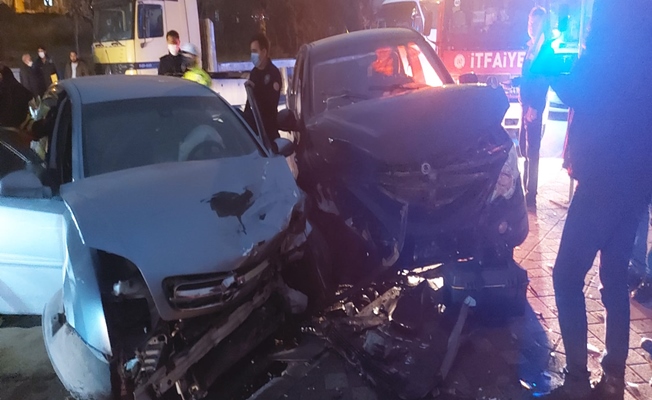 Gebze'de iki araç kafa kafaya çarpıştı;3 yaralı