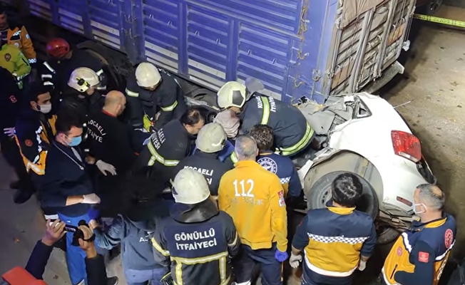 Kocaeli'de feci kaza; Otomobil tırın altına girdi 3 ölü!