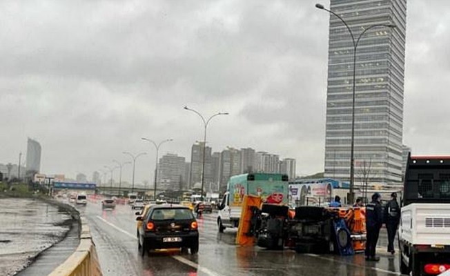 Kar küreme aracı devrildi; sürücü alkollü çıktı!