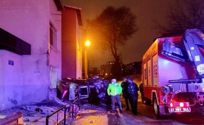 Kocaeli'de feci kaza;2 ölü 1 ağır yaralı!