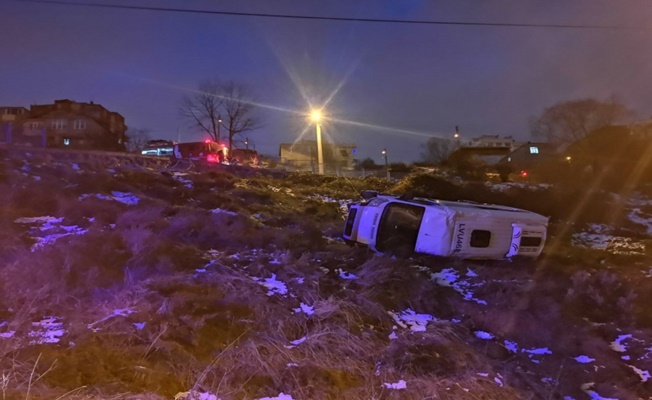 Servis minibüsü yoldan çıkarak takla attı: 1 yaralı