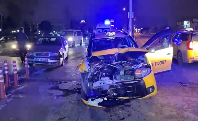 Trafik ışıklarında zincirleme kaza; 4 yaralı