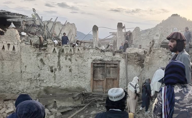 Afganistan'da  depremde hayatını kaybedenlerin sayısı 950'ye yükseldi