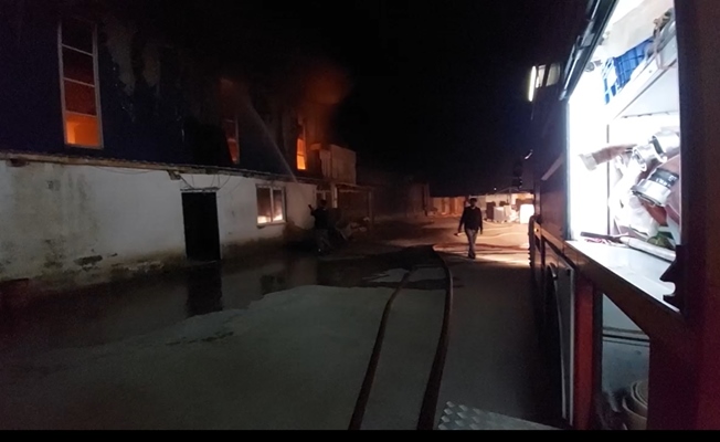 Gebze'de bulunan toz boya fabrikası alev alev yandı