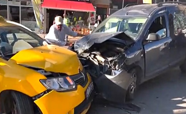 Gebze'de iki araç çarpıştı 5 kişi yaralandı