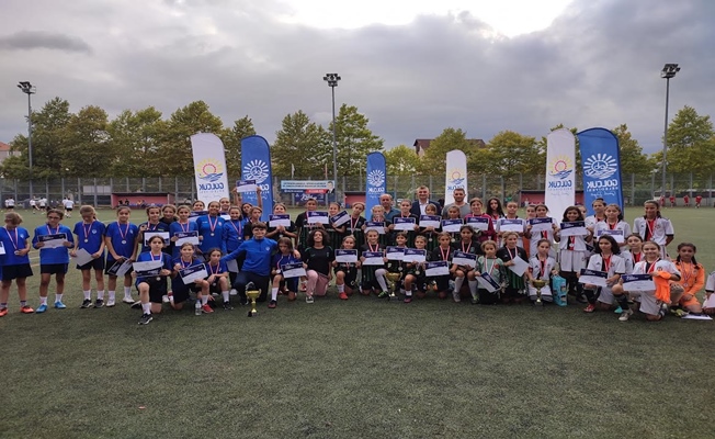 U 13 KIZ FUTBOL TURNUVASININ ŞAMPİYONU KOCAELİ KADIN FUTBOL