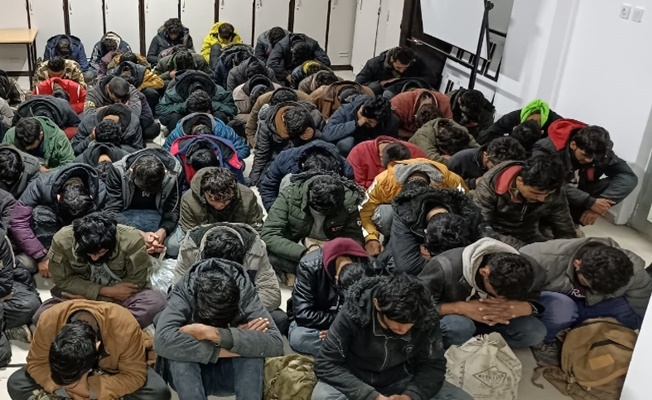 Tır dorsesinde 75 kaçak göçmen yakalandı