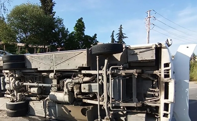 İşçileri taşıyan servis aracı Tıra çarptı: 13 yaralı
