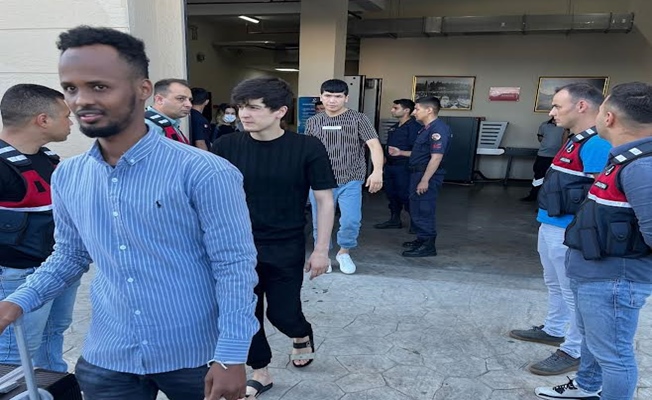 Kocaeli'de 8 kaçak göçmen sınır dışı edildi Kocaeli'de 8 kaçak göçmen sınır dışı edildi