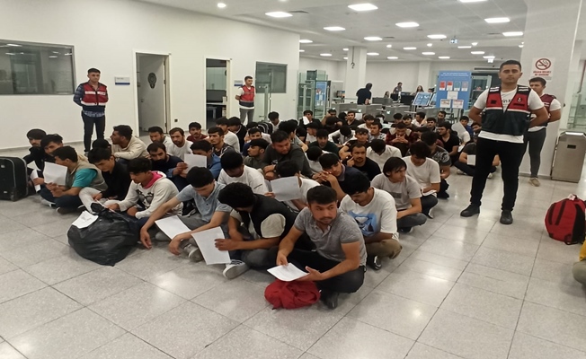 Kocaeli'de yakalanan 107 düzensiz göçmen sınır dışı edildi Kocaeli'de yakalanan 107 düzensiz göçmen sınır dışı edildi