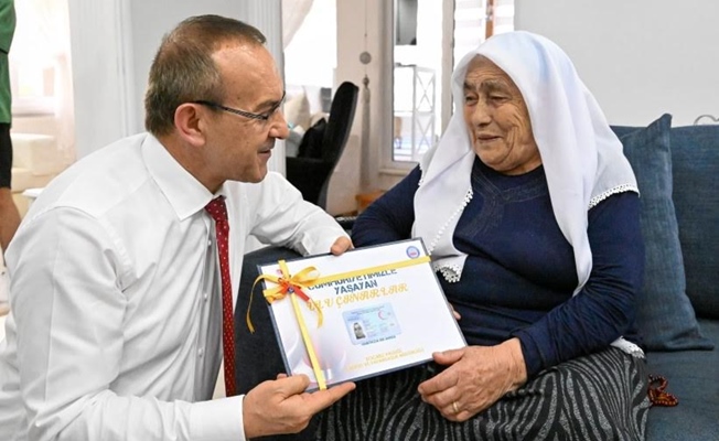 Vali Yavuz, yaşlıların kimlik kartlarını evlerinde teslim etti