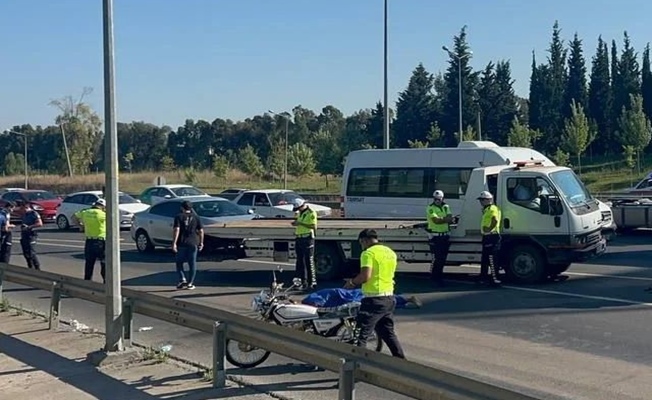 Çayırova'da kamyonla motosikletin çarpışması sonucu 1 kişi öldü, 1 kişi yaralandı.
