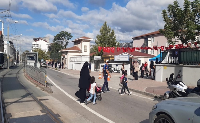 Büyükşehir Zabıtası okul önlerinde, çocuklar güvende