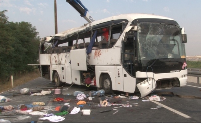 Düğün yolculuğu facia ile sonuçlandı: 1’i polis 6 kişi öldü, 42 kişi yaralandı Düğün yolculuğu facia ile sonuçlandı: 1’i polis 6 kişi öldü, 42 kişi yaralandı