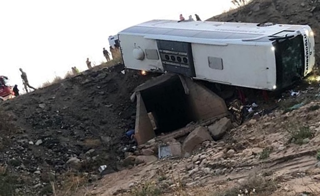 Erzurum'da feci kaza! Yolcu otobüsü şarampole devrildi Erzurum'da feci kaza! Yolcu otobüsü şarampole devrildi