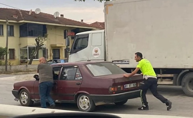 Polis memurunun yardımsever tavrı takdirle karşılandı Polis memurunun yardımsever tavrı takdirle karşılandı