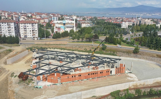 Yeni Gölcük terminal binasında çatı imalatı yapılıyor