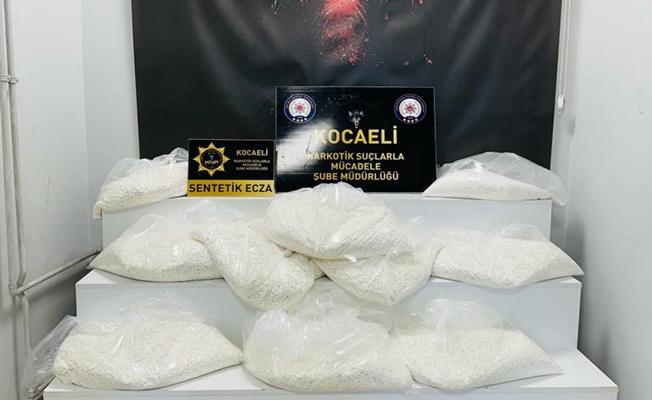 Kocaeli’de düzenlenen uyuşturucu operasyonunda yüzbinlerce hap ele geçirildi