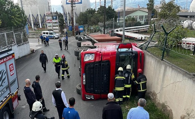 Konteyner yüklü TIR, fabrika duvarını yıkarak devrildi