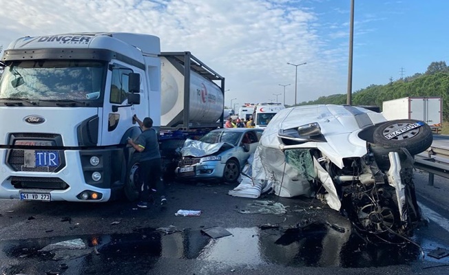 Otoyolda arızalanan TIR, zincirleme kazaya sebep oldu: 3 yaralı