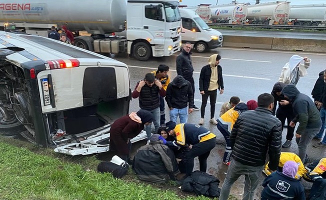Dilovası'nda işçi servisi devrildi : 1’i ağır 9 yaralı Dilovası'nda işçi servisi devrildi : 1’i ağır 9 yaralı
