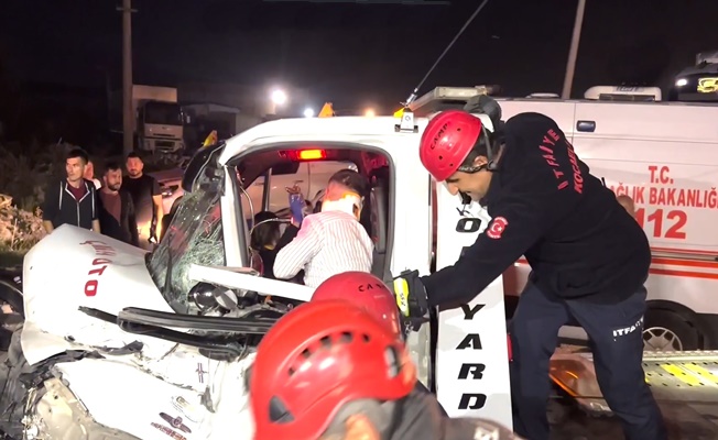 Gebze'de 3 araçlı zincirleme kaza: 2 yaralı Gebze'de 3 araçlı zincirleme kaza: 2 yaralı