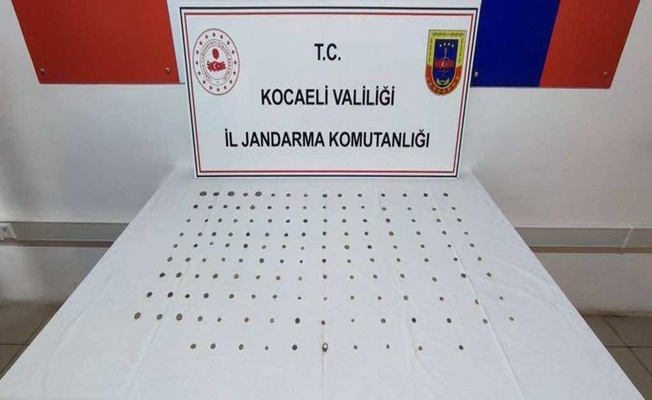 Jandarma'nın durdurduğu şahıslar 144 tarihi sikkeyle yakalandılar Jandarma'nın durdurduğu şahıslar 144 tarihi sikkeyle yakalandılar