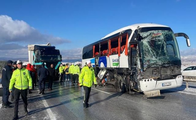 Yolcu otobüsü tıra çarptı! Ölü ve yaralılar var Yolcu otobüsü tıra çarptı! Ölü ve yaralılar var