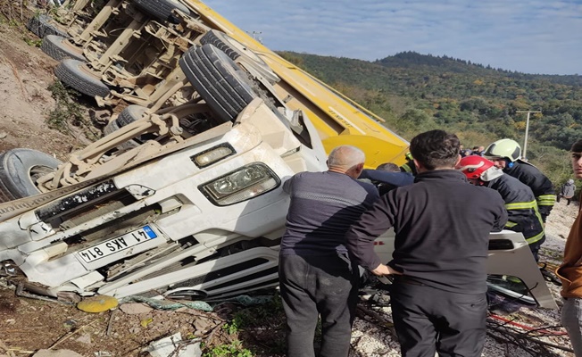 Hafriyat kamyonu şarampole devrildi: 1 ölü, 1 yaralı