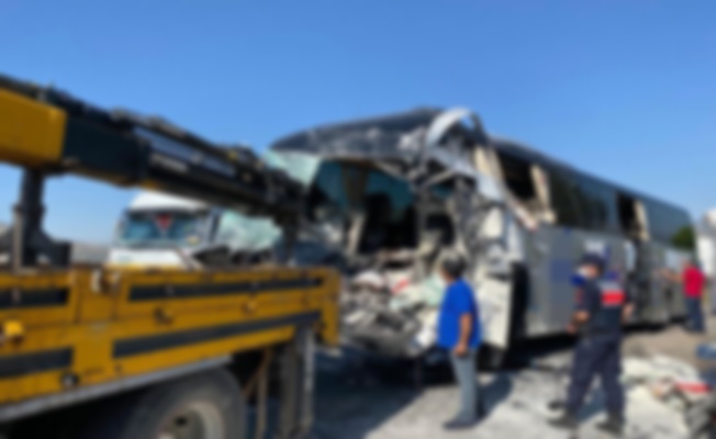 Kocaeli'de Feci Kaza: Otobüs ve Tır Çarpıştı, 13 Yaralı Var! Kocaeli'de Feci Kaza: Otobüs ve Tır Çarpıştı, 13 Yaralı Var!