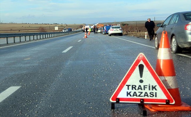 Otomobil ile yolcu minibüsü çarpıştı; 17 yaralı!