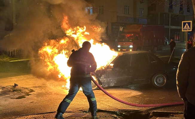 Gebze'de seyir halindeki araç alev alev yandı