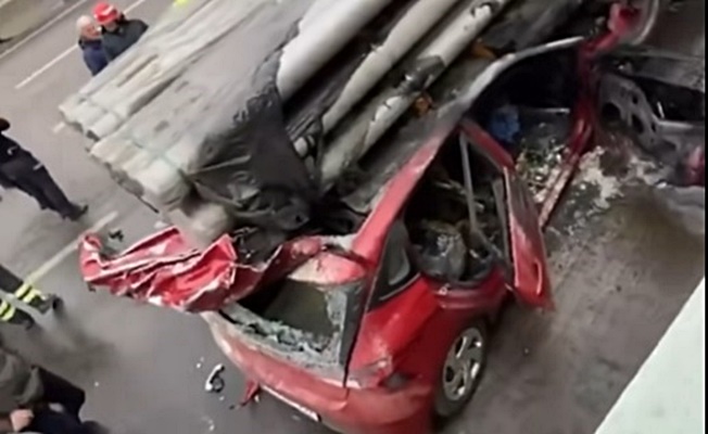 Tır'ın altına giren aracın sürücüsü hayatını kaybetti araç yandı!