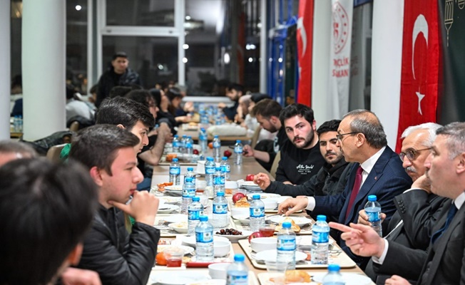 Vali Yavuz, KYK Yurdunda Kalan Öğrencilerle İftar Yaptı Vali Yavuz, KYK Yurdunda Kalan Öğrencilerle İftar Yaptı
