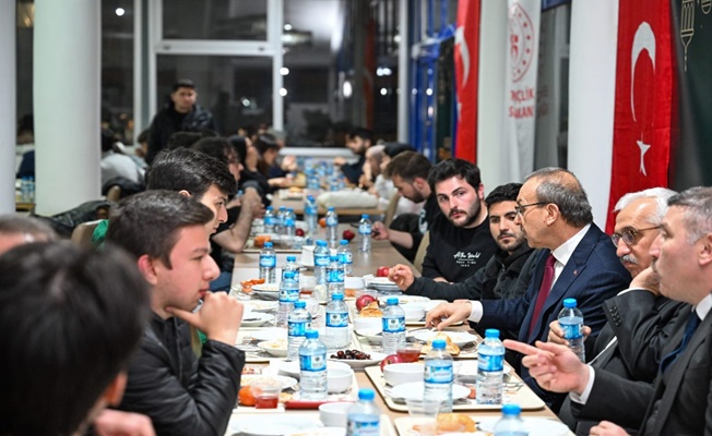 Vali Yavuz, KYK Yurdunda Kalan Öğrencilerle İftar Yaptı