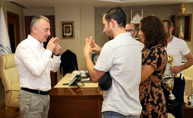 Başkan Büyükakın'dan işitme engellilere tam destek