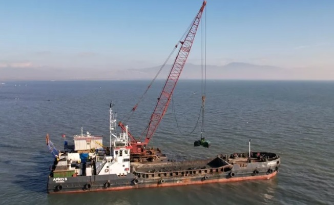 İzmir Körfezi'nden 60 bin ton çamur çıkarıldı