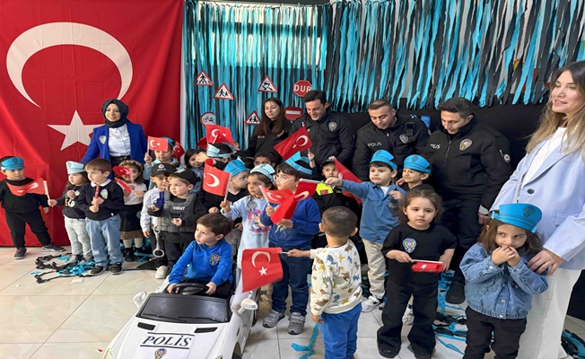 Anne Şehir’de polislere sürpriz kutlama
